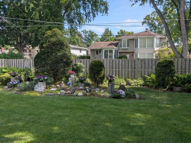 1825 E Sitka Lane E, Mount Prospect, IL 60056