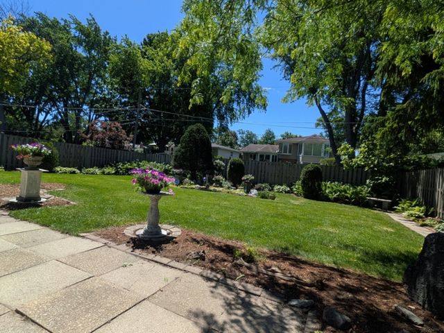 1825 E Sitka Lane E, Mount Prospect, IL 60056