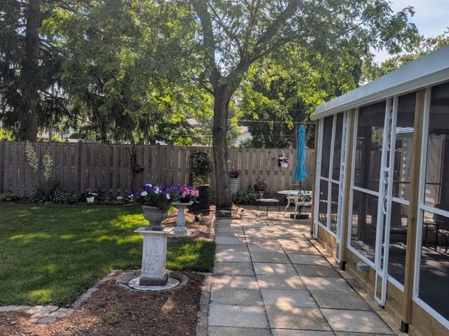 1825 E Sitka Lane E, Mount Prospect, IL 60056