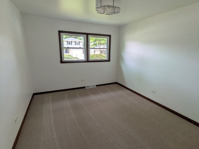 1825 E Sitka Lane E, Mount Prospect, IL 60056