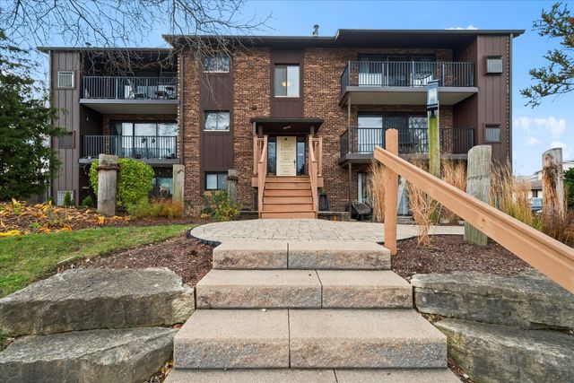 47 PIER Drive 102, Westmont, IL 60559