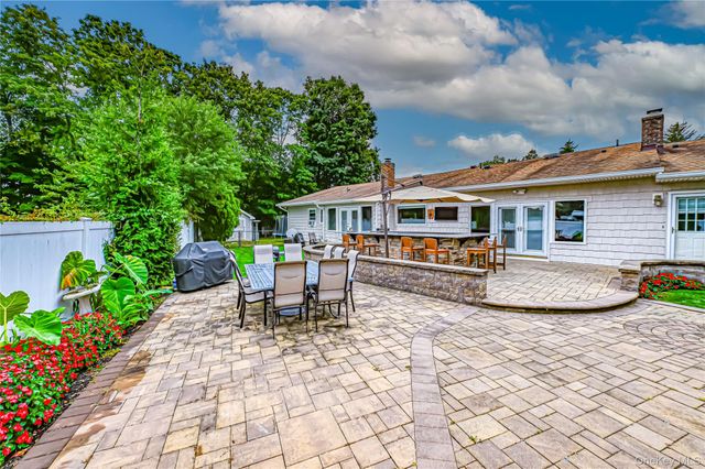 1 Glenrich Drive, Saint James, NY 11780