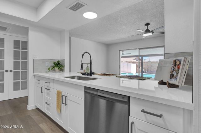 5215 W HEARN Road, Glendale, AZ 85306