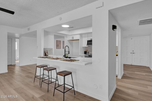 5215 W HEARN Road, Glendale, AZ 85306