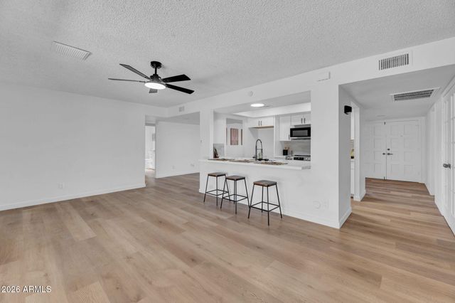 5215 W HEARN Road, Glendale, AZ 85306