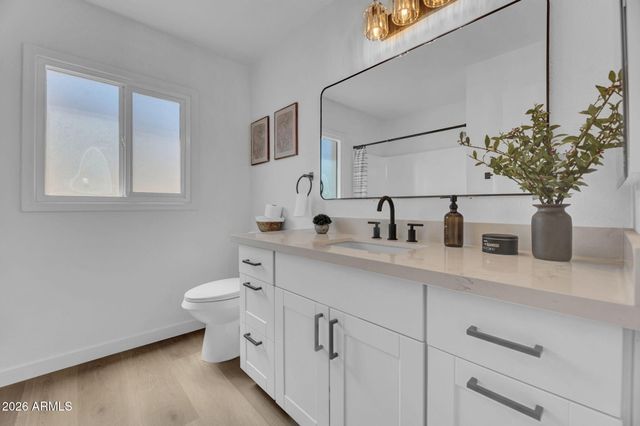 5215 W HEARN Road, Glendale, AZ 85306