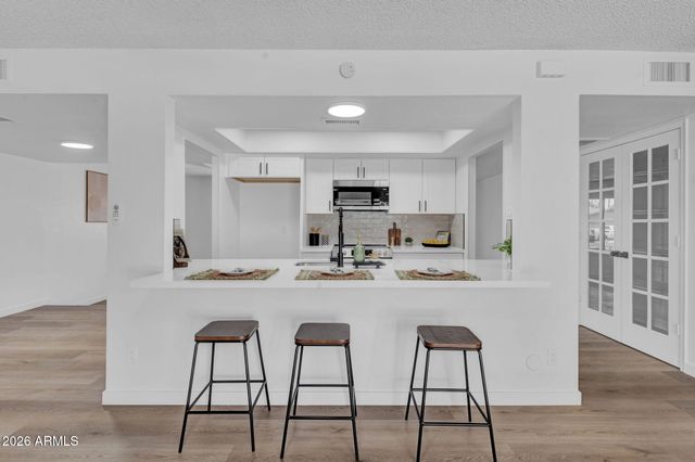 5215 W HEARN Road, Glendale, AZ 85306