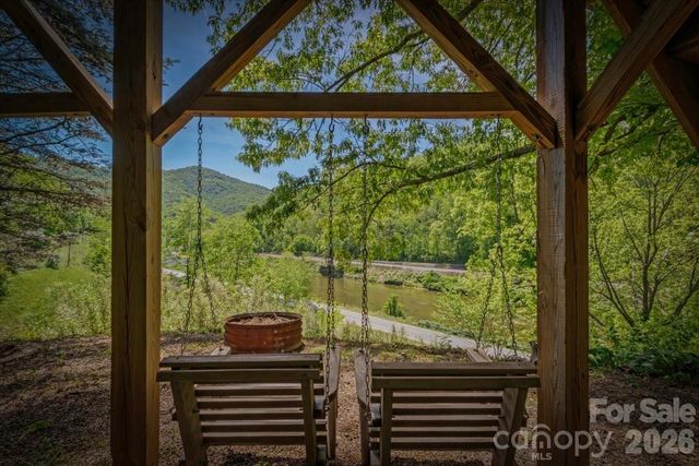 7714 State Highway 197 Highway N, Green Mountain, NC 28740