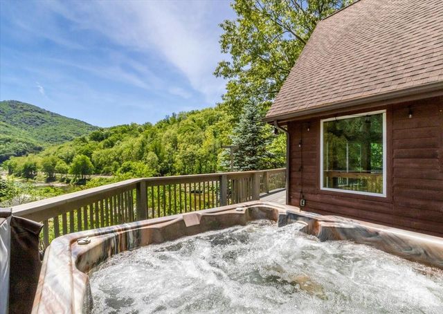 7714 State Highway 197 Highway N, Green Mountain, NC 28740