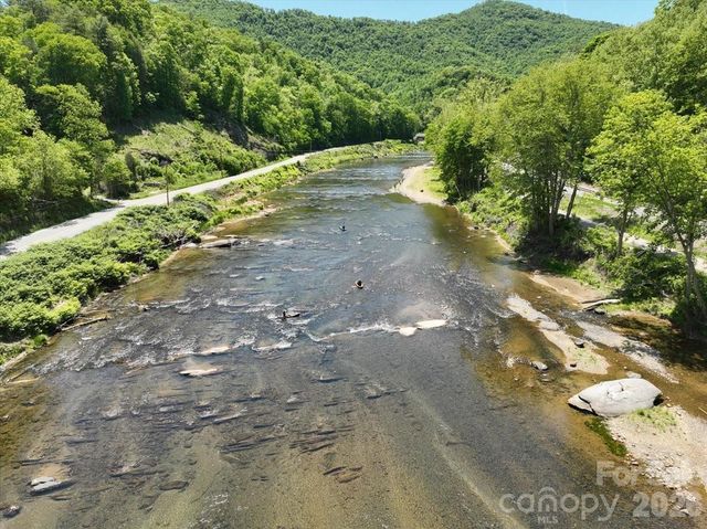 7714 State Highway 197 Highway N, Green Mountain, NC 28740