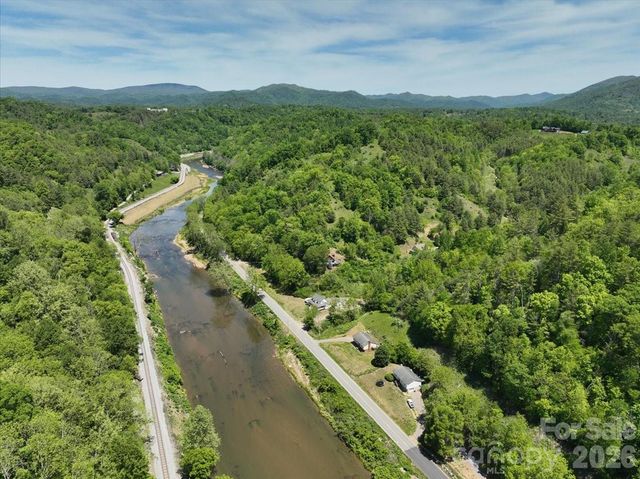 7714 State Highway 197 Highway N, Green Mountain, NC 28740