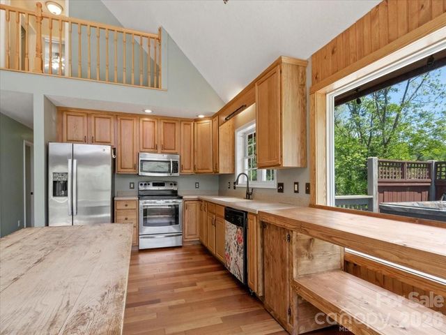7714 State Highway 197 Highway N, Green Mountain, NC 28740