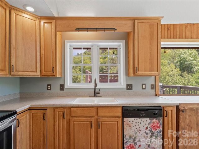 7714 State Highway 197 Highway N, Green Mountain, NC 28740