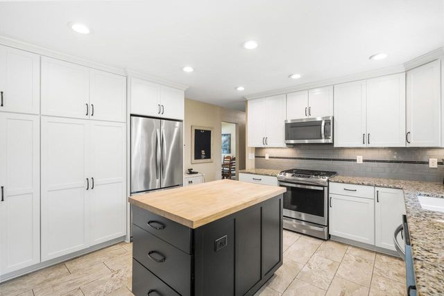 W56N850 N Meadow COURT, Cedarburg, WI 53012