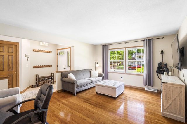 W56N850 N Meadow COURT, Cedarburg, WI 53012