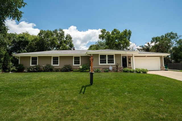 W56N850 N Meadow COURT, Cedarburg, WI 53012