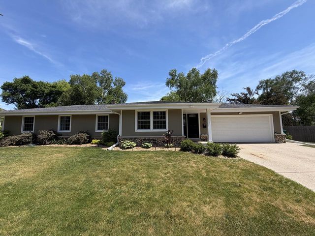 W56N850 N Meadow COURT, Cedarburg, WI 53012