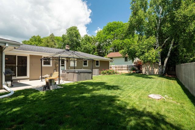 W56N850 N Meadow COURT, Cedarburg, WI 53012
