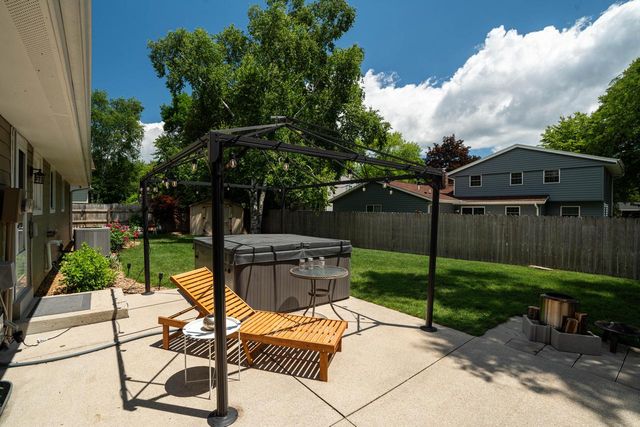 W56N850 N Meadow COURT, Cedarburg, WI 53012