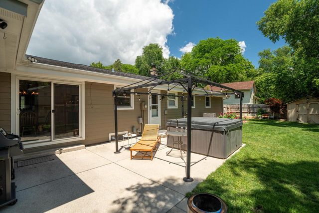 W56N850 N Meadow COURT, Cedarburg, WI 53012