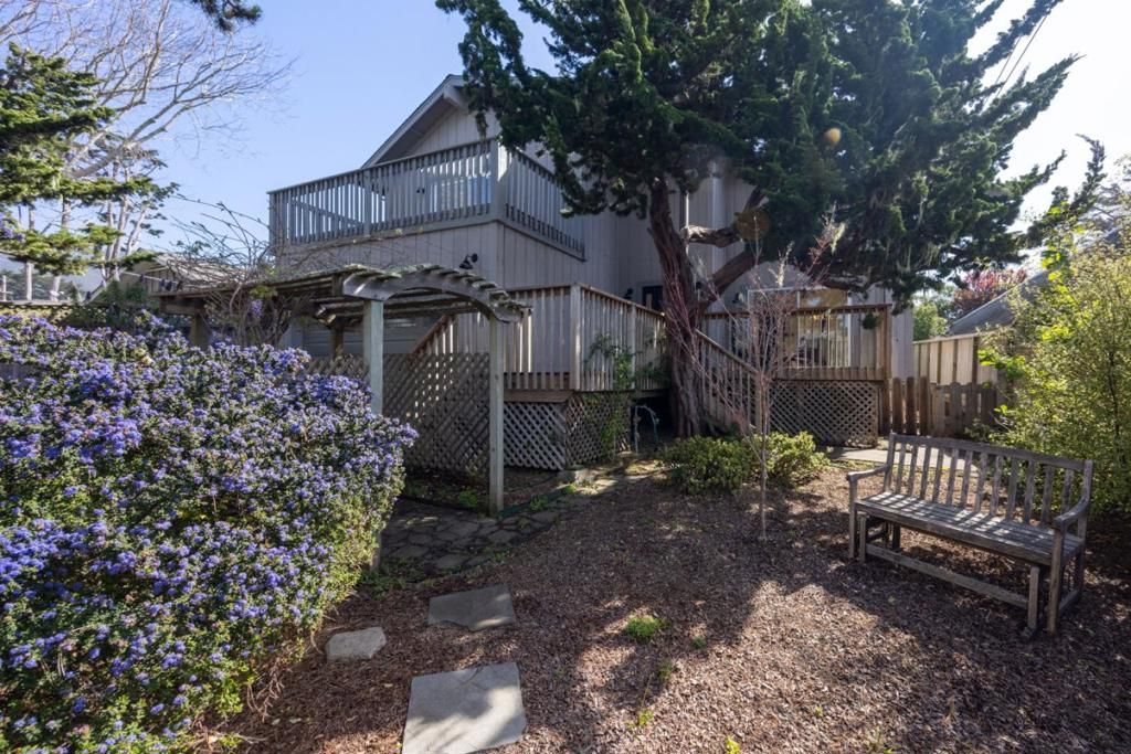 Image 4 of property listing at 1129 Acacia Street, Montara, CA 94037