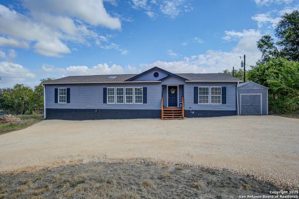 804 County Road 4511, Hondo, TX 78861