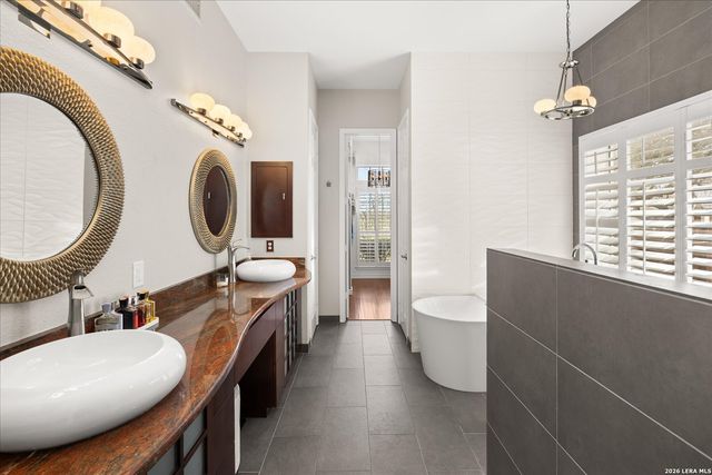 8718 Timberland Trl, Fair Oaks Ranch, TX 78015