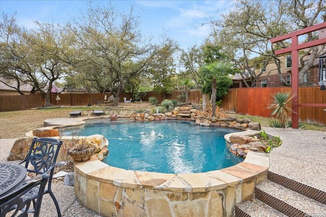 8718 Timberland Trl, Fair Oaks Ranch, TX 78015