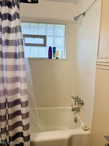 1150 Saxe Avenue, Cuyahoga Falls, OH 44221