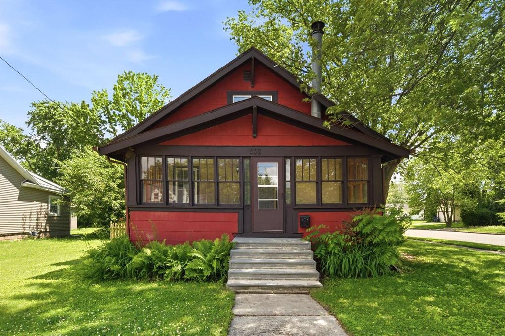 662 W WINNECONNE AVENUE, Neenah, WI 54956