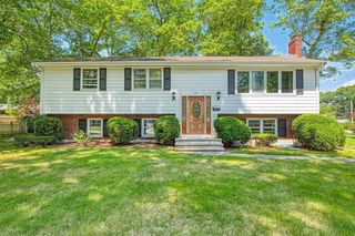 121 Bassick Cir, Stoughton, MA 02072