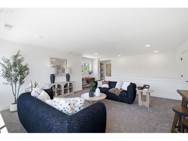 2110 NIGHTHAWK Ave, Stayton, OR 97383