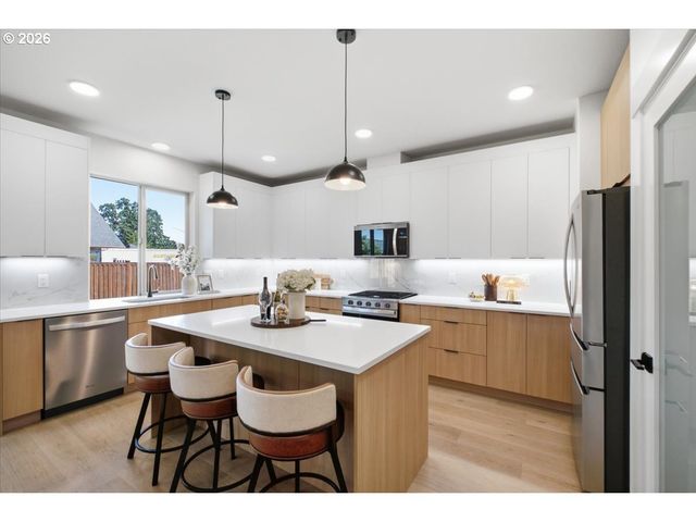 2110 NIGHTHAWK Ave, Stayton, OR 97383