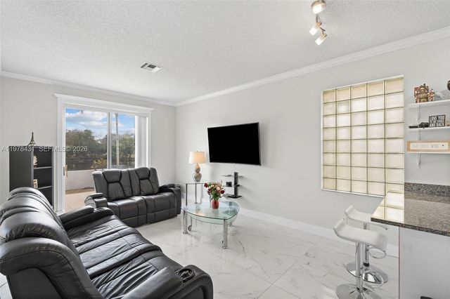 9838 NW 1st Mnr, Coral Springs, FL 33071