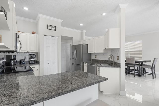 9838 NW 1st Mnr, Coral Springs, FL 33071