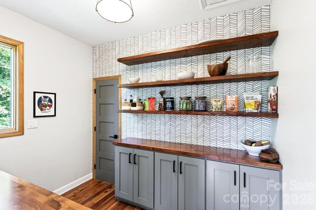 9 Bees Mountain Drive, Asheville, NC 28804