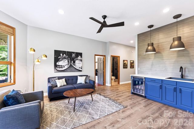 9 Bees Mountain Drive, Asheville, NC 28804