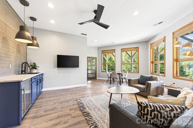 9 Bees Mountain Drive, Asheville, NC 28804