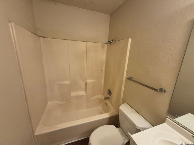 5201 Meadow Fld Apt 3, San Antonio, TX 78250