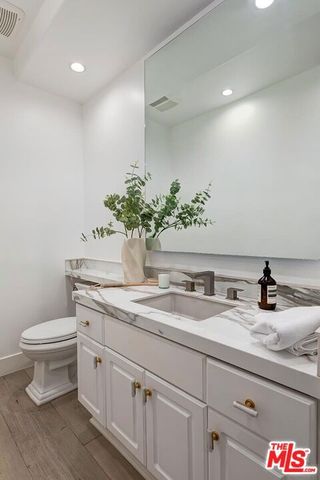 11500 San Vicente Boulevard 221, Los Angeles, CA 90049