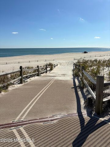 10 W Rutherford Lane, Lavallette, NJ 08735