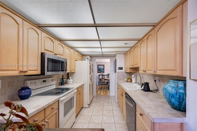 4000 Towerside Ter 301, Miami, FL 33138