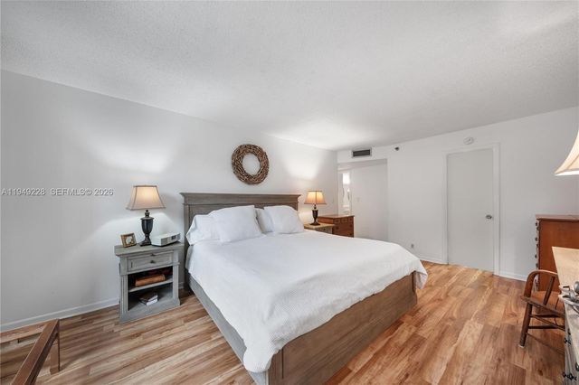 4000 Towerside Ter 301, Miami, FL 33138