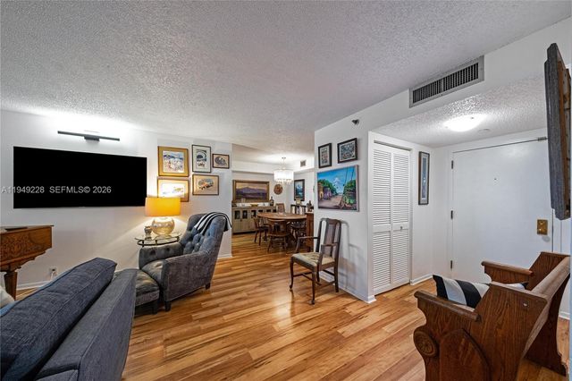 4000 Towerside Ter 301, Miami, FL 33138