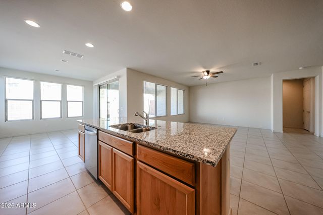 7004 W HEDGE HOG Place, Peoria, AZ 85383
