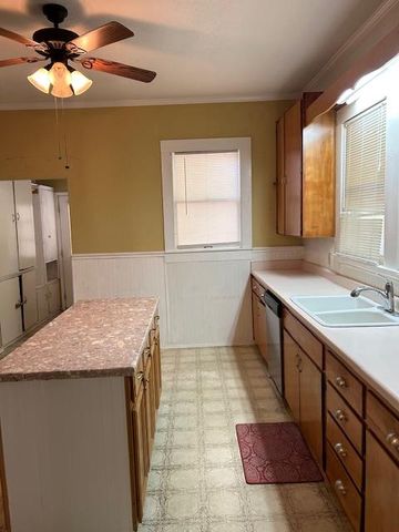 413 Fowzer ST, Taylor, TX 76574