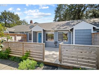 131 BRALLIER Rd 3, Cannon Beach, OR 97110
