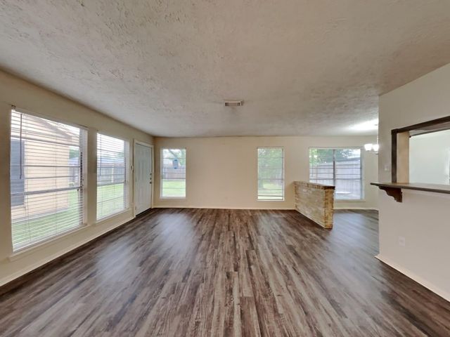 2835 Pilgrims Point Drive, Webster, TX 77598