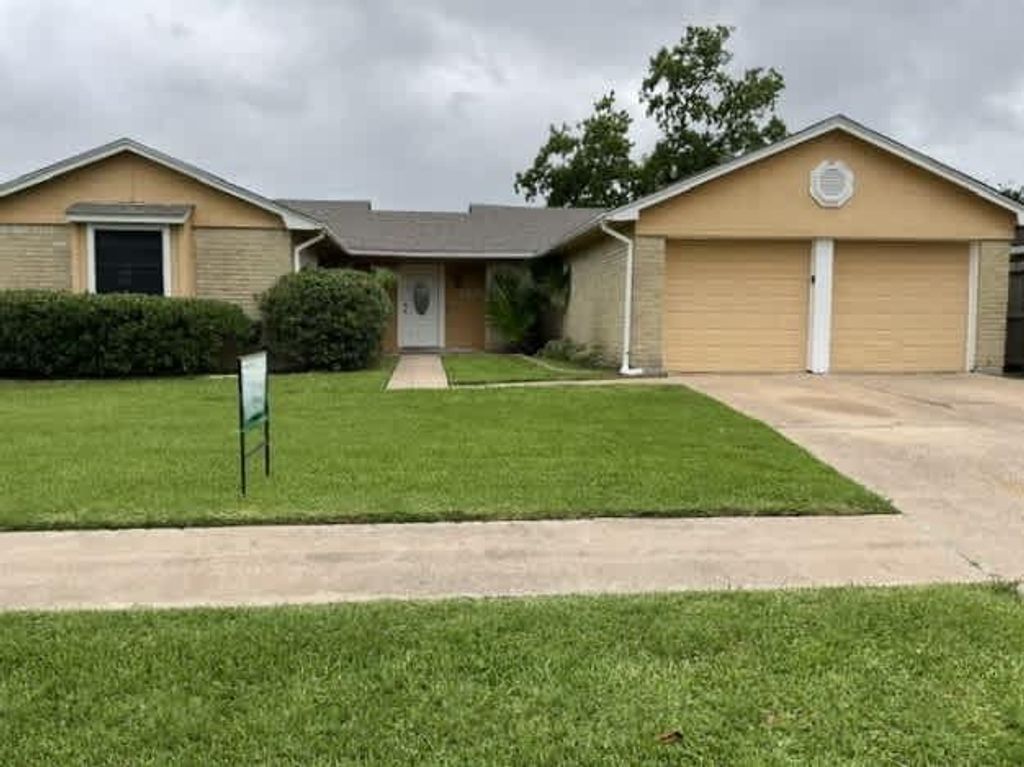 2835 Pilgrims Point Drive, Webster, TX 77598