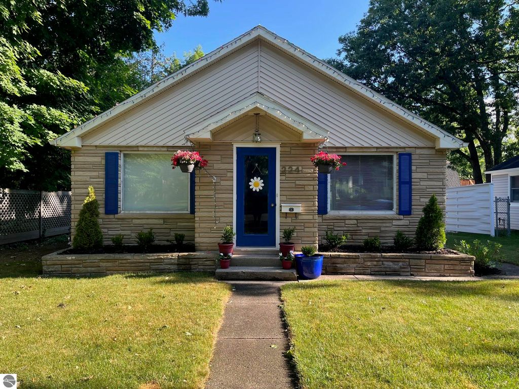 224 W Sixteenth Street, Traverse City, MI 49684